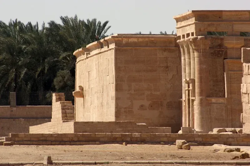 Tempel von Hibis in der Oase Kharga, ein gut erhaltener altägyptischer Tempel mit Reliefs und Säulen in der Wüste.