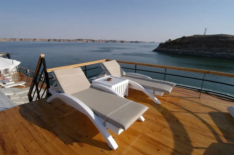 カスル・イブリムナセル湖クルーズのサンデッキ