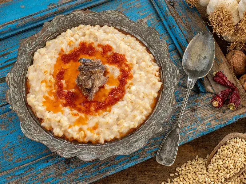 Comida Típica de Dubái: 12 Platos Imperdibles | Guía 2026