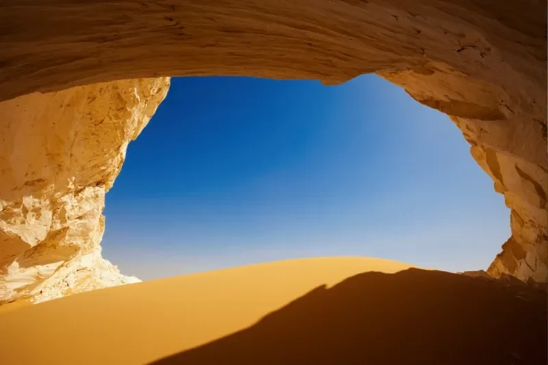 Natürliches Höhlenfenster in einer Felsformation der Weißen Wüste in Ägypten