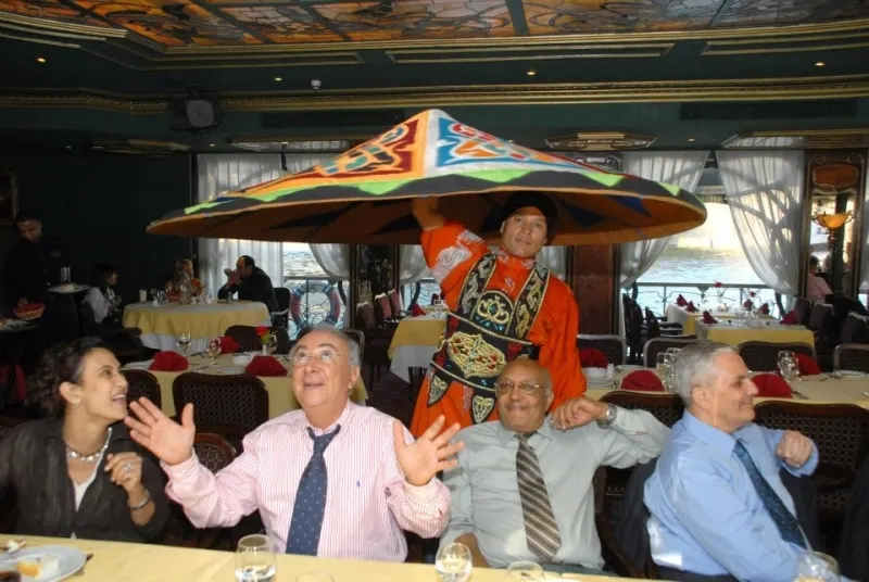 Orientalische Show bei Bootsfahrt