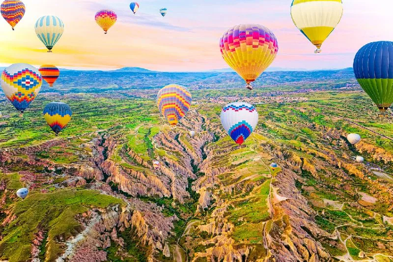 Vista increíble de globos en Capadocia