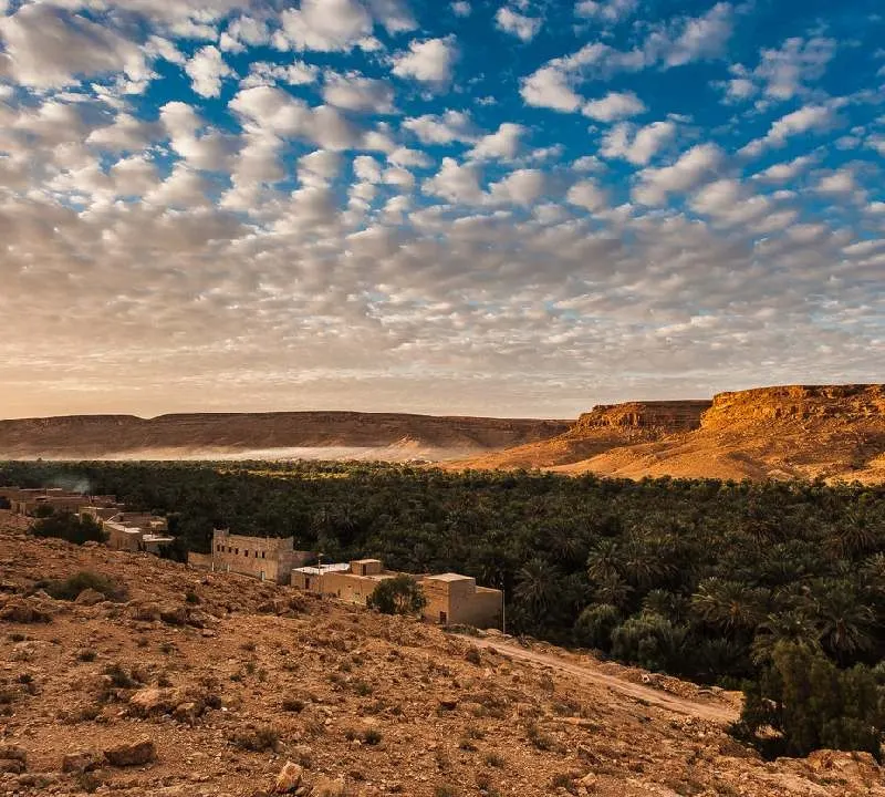 bela paisagem fora de uma pequena vila no Vale do Draa, perto de Zagora, sul de Marrocos, África