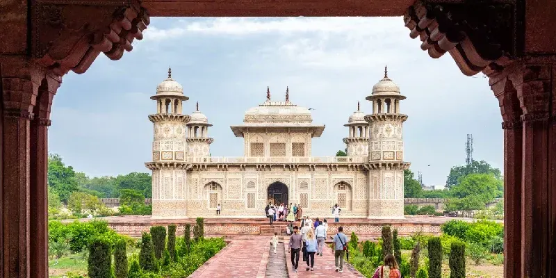 Vista frontal de la Tumba de Itimad-ud-Daulah, ubicada en la ciudad de Agra, India. Es un mausoleo mogol conocido como el 