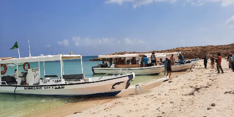 Una hermosa vista de barcos turísticos en la playa de la isla Farasan en Jazan, durante el día.