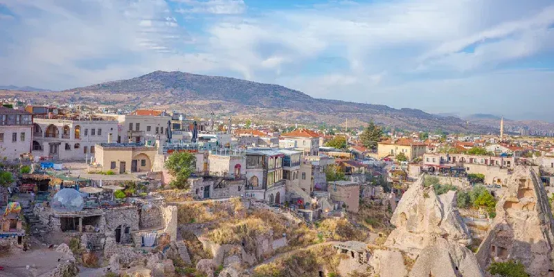 una Vista panorámica de la ciudad de Capadocia y el paisaje de montaña