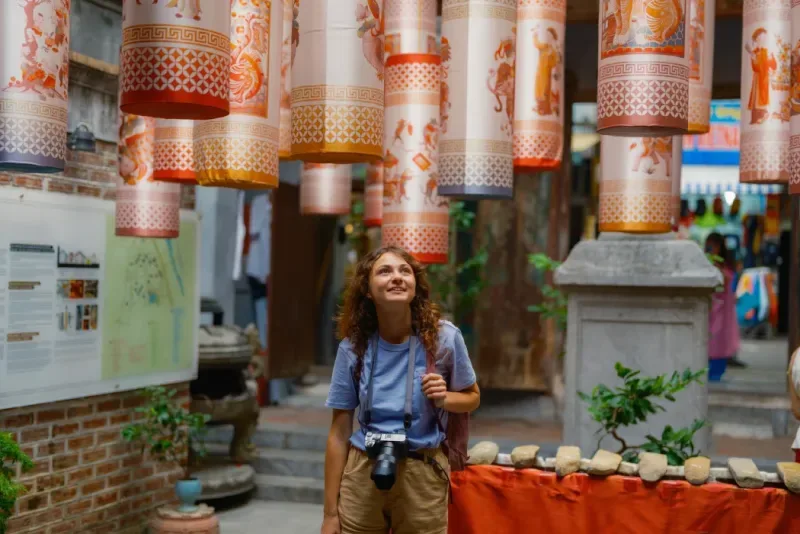 Mujer explorando artesanías en Hanói durante un viaje de inmersión cultural a Vietnam.