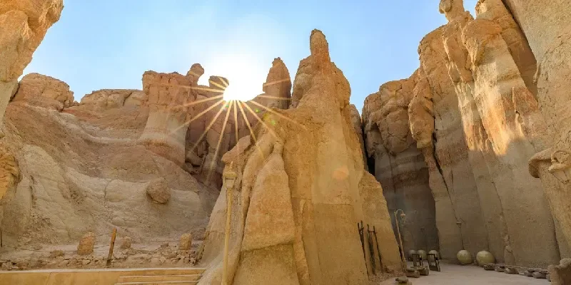 El sol brilla sobre las cuevas de Jabal Al Qarah, ubicadas cerca de Al Hofuf en el oasis de Al Ahsa, provincia oriental de Arabia Saudita.