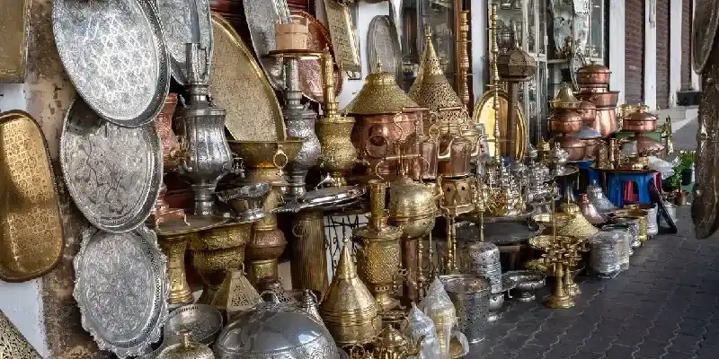 souvenirs-marroquies-de-laton-grabado-en-la-medina-de-habous