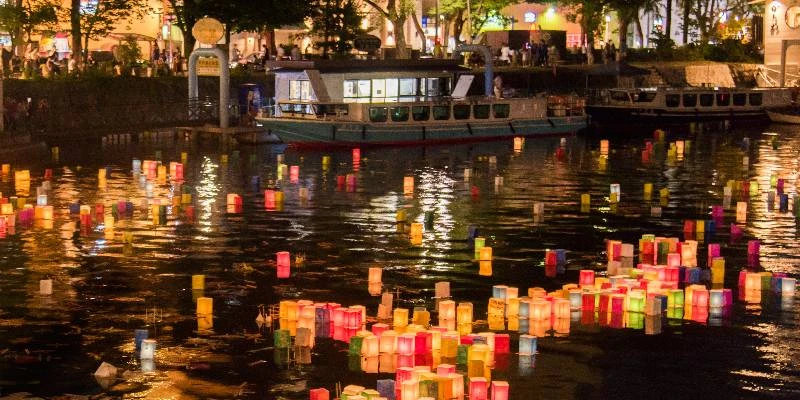 L'illuminazione dei lampioni nella città di Hiroshima,