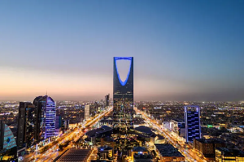 Drohnen-Luftaufnahme bei Dämmerung über der Stadt Riad, Saudi-Arabien