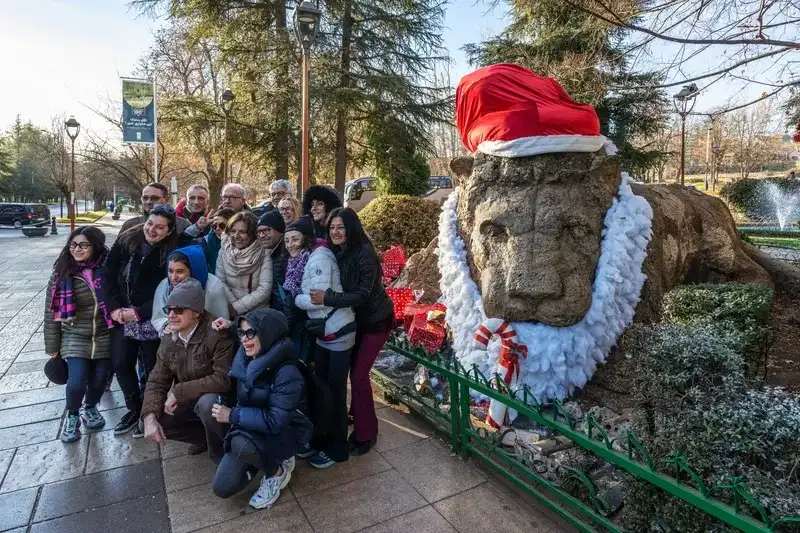 grupo-de-turistas-a-posar-junto-ao-leao-de-pedra-de-ifrane