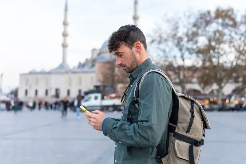 Turista utilizando un teléfono inteligente en Estambul.