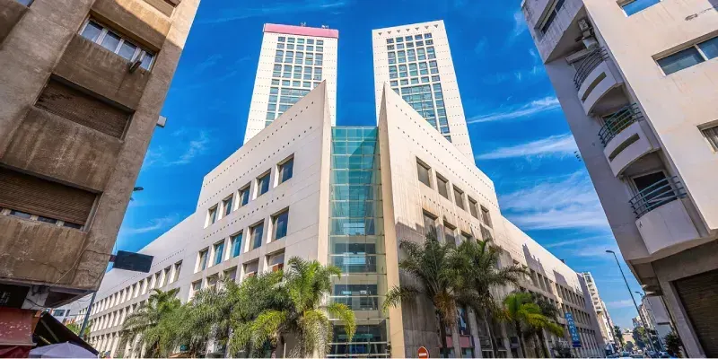 Dos torres gemelas increíblemente grandes en el centro financiero de Casablanca.