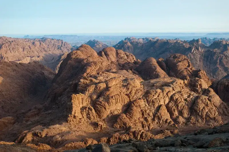 Karge Berglandschaft vom Gipfel des Sinai in Ägypten aus gesehen