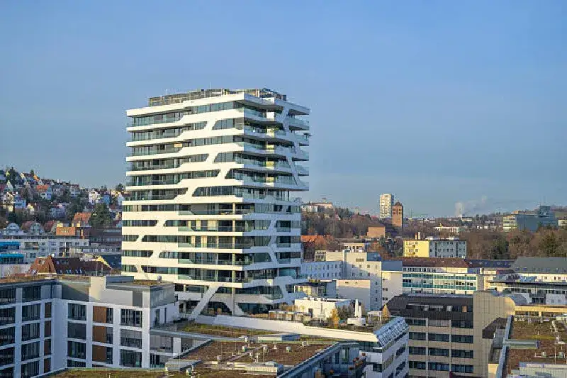Moderne Apartmentgebäude in Stuttgart, Deutschland, unter klarem blauem Himmel