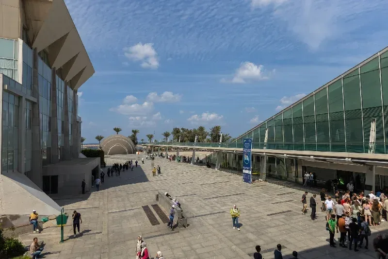 Außenansicht der Bibliothek von Alexandria in Ägypten