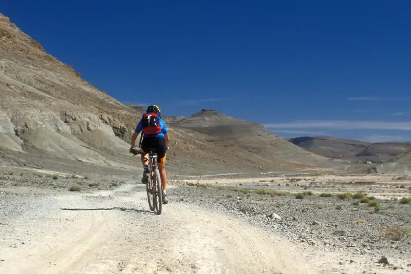 Ciclista femenina en la cordillera del Alto Atlas en Marruecos.