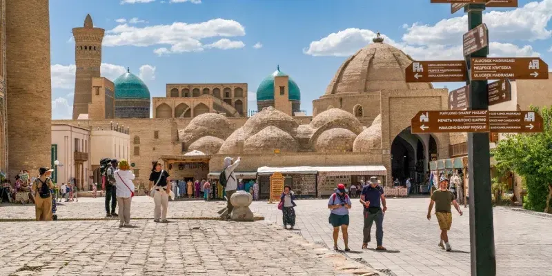 Toqi Zargaron, conosciuto come la Cupola dei Gioiellieri, un bazar orientale della Città Vecchia di Bukhara con turisti.