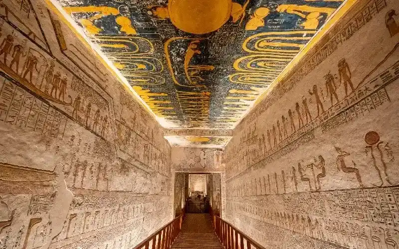 Grabkorridor mit Hieroglyphen und bemalter astronomischer Decke im Tal der Könige bei Luxor