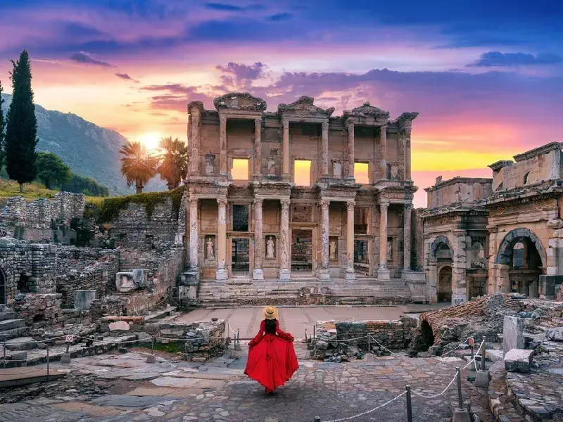 una turista davanti il tempio di artemide efeso , Efeso turchia