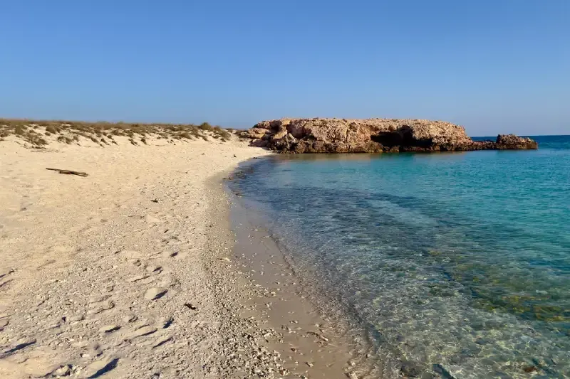 Spiaggia di sabbia bianca dell'arcipelago delle Isole Daymaniyat.