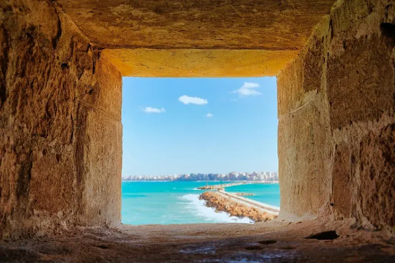 Die Zitadelle von Qaitbay in Alexandria, Ägypten – eine historische Festung aus dem 15. Jahrhundert an der Mittelmeerküste.