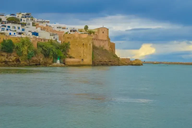 kasbah-dos-oudaias-e-casas-brancas-e-azuis-a-beira-do-rio