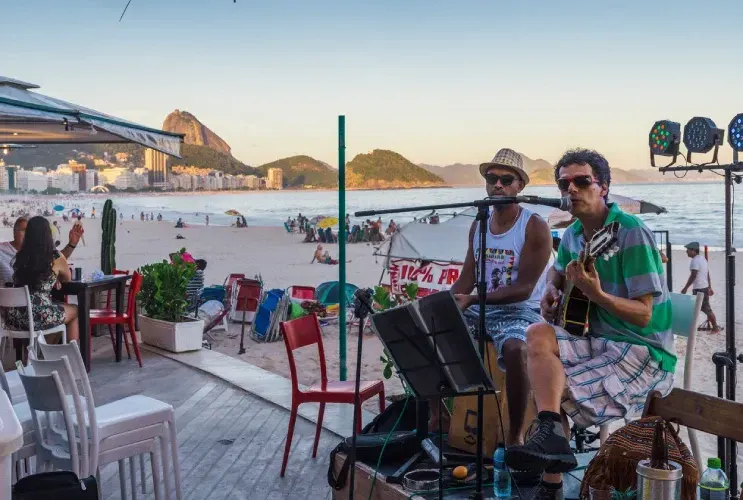 deux musiciens a la plage a rio de janeiro