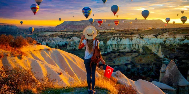 hermosa vista panorámica de los globos de aire caliente que vuelan sobre Capadocia