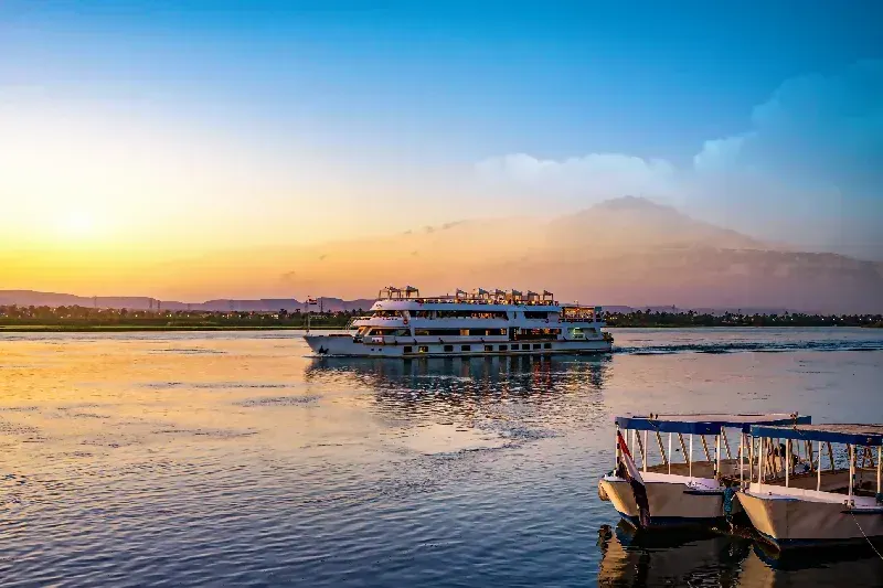 Nilkreuzfahrtschiff auf dem Nil in Ägypten