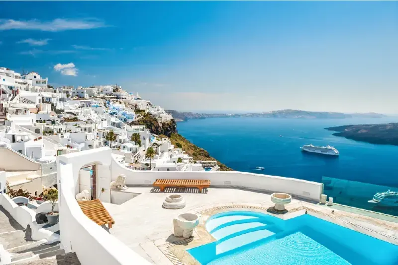 arquitectura-blanca-en-la-isla-de-santorini-grecia-piscina-de-un-hotel-de-lujo-con-vistas-al-mar
