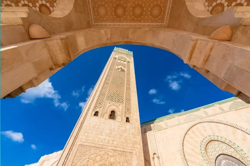 Moschea di Hassan II, Dove e la Moschea di Hassan II