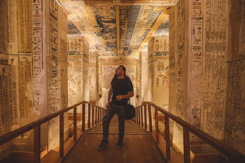 Turista dentro de la tumba de un faraón en el Valle de los Reyes, en Luxor (Egipto).