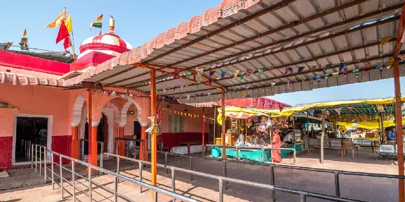 Templo Trinetra Ganesh situado dentro del fuerte de Ranthambore.