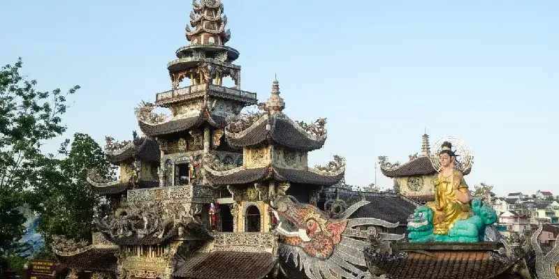 Arquitectura única de la pagoda Linh Phuoc. Un hito cultural.