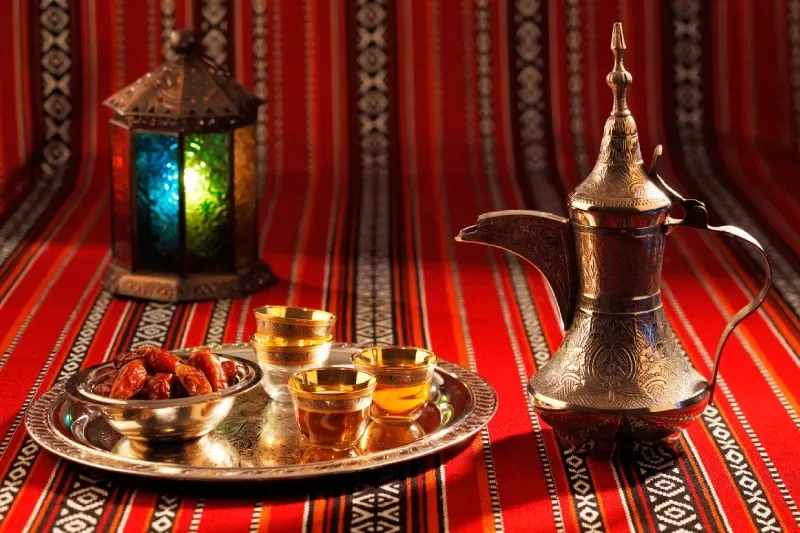 L’iconico tessuto Abrian dell’Oman è decorato con simboli dell’Arabia, in particolare tè arabo e datteri, simboli dell’ospitalità omanita.
