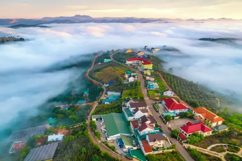 Vista aérea del pueblo en la niebla de la madrugada, en las hermosas tierras altas de Da Lat, Vietnam.