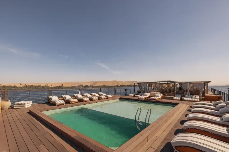 Sonnendeck mit Pool auf dem Nilschiff