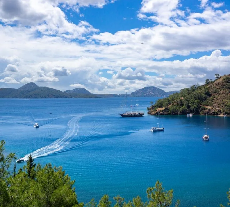 Iates de luxo ancorados na Baía de Kille. Dalaman, Mugla - Turquia