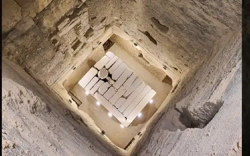 Visite intérieur pyramide Égypte  