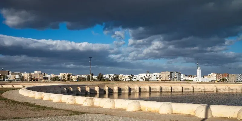 Las cuencas aglabíes, las cisternas de agua conservadas del siglo IX en Kairuán, Túnez.