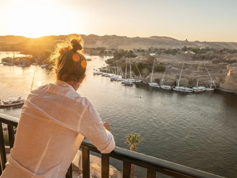 Un hombre disfruta del atardecer junto al río Nilo, en Egipto.