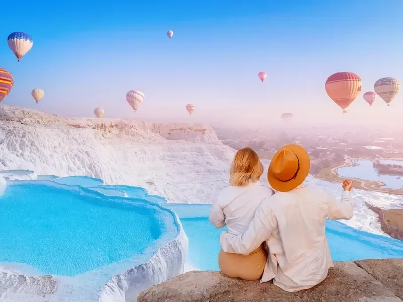 una coppia a pamukkale turchia , pamukkale