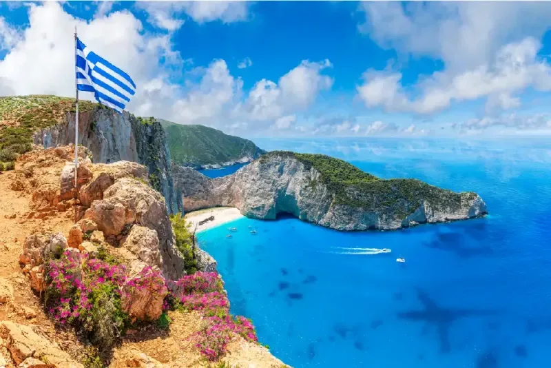 paisaje-de-la-playa-navagio-en-la-isla-de-zakynthos-grecia