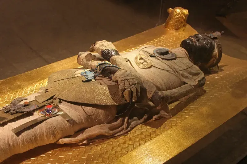 Touristenattraktion ausgestellt, die einer echten Mumie aus alten Zeiten ähnelt, mit altem Schmuck  