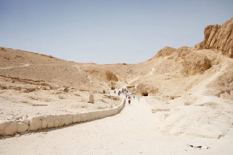 El camino que conduce al Valle de las Reinas en Luxor, Egipto.