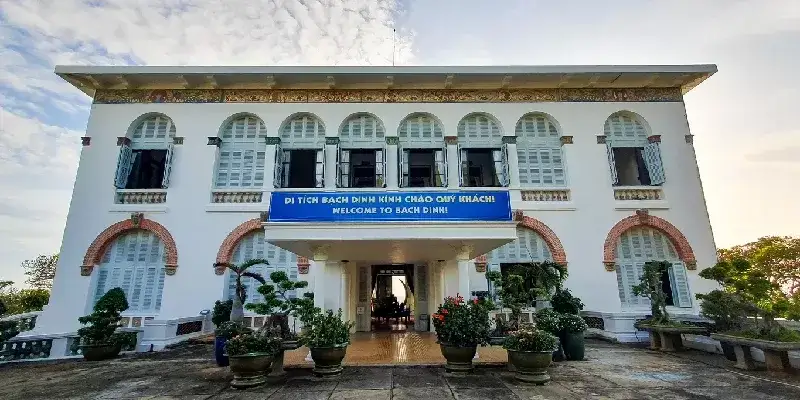 Vista de la fachada del Palacio Blanco en la ciudad de Vung Tau, Vietnam.