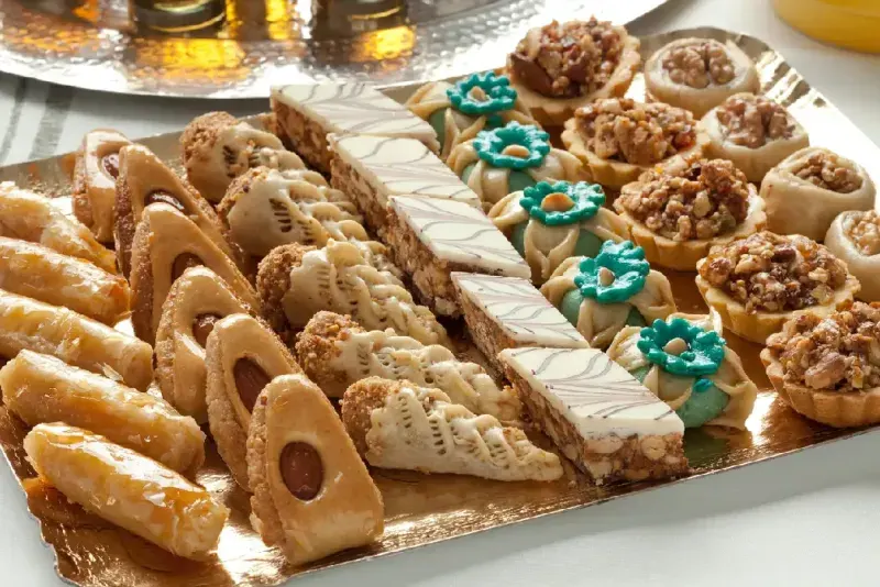 Plato con galletas marroquíes recién horneadas servidas con té