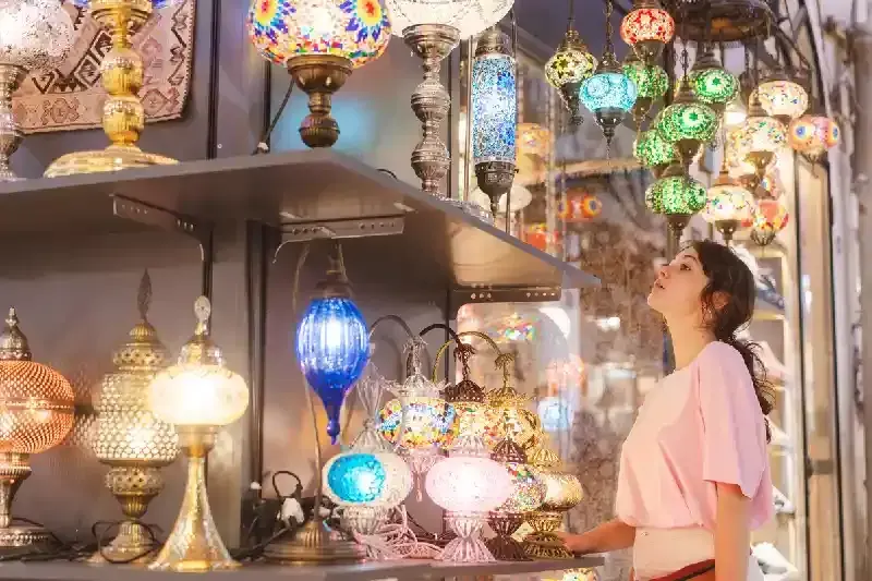 una turista nel gran bazar in Turchia , gran bazar istanbul 